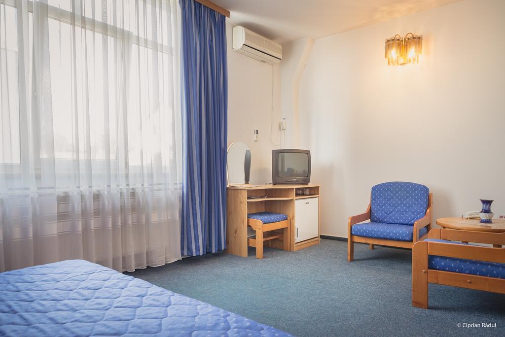 Hotel Iris Tîrnăveni Zewnętrze zdjęcie